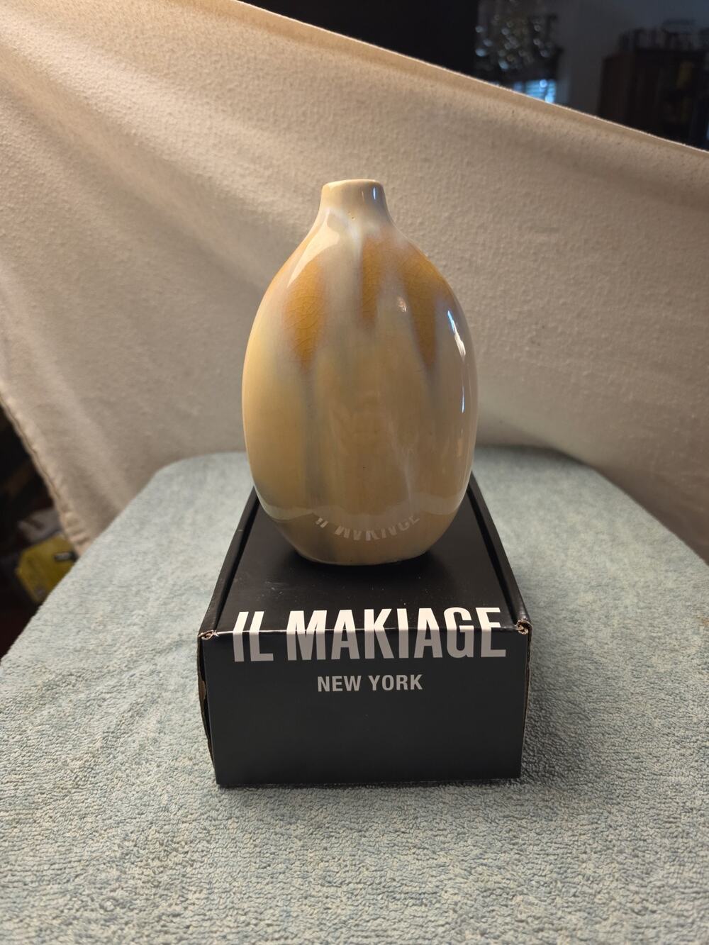 IL MAKIAGE Promo Art Glass Bud Vase Marbled Yellow Cream Teardrop Bottle Box